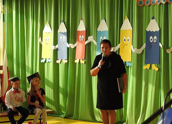 Pani Bożena Lenart sprawdza wiedzę uczniów klasy I dotyczącą bajek