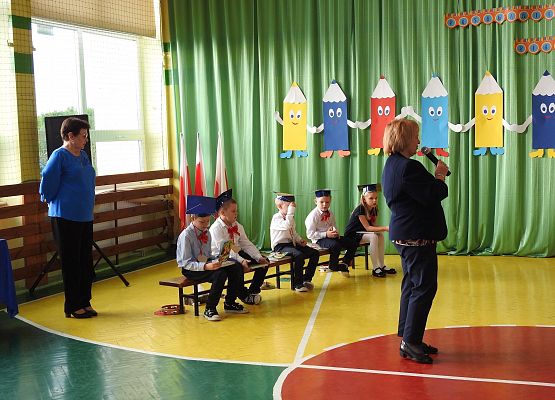 Wręczenie upominków Przez Panią Elżbietę uczniom klasy I