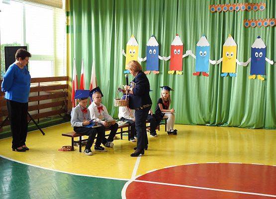 Wręczenie upominków Przez Panią Elżbietę uczniom klasy I