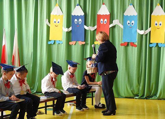 Wręczenie upominków Przez Panią Elżbietę uczniom klasy I