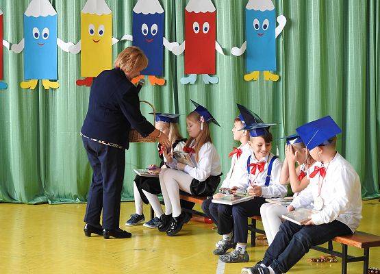 Wręczenie upominków Przez Panią Elżbietę uczniom klasy I