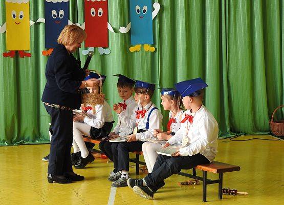 Wręczenie upominków Przez Panią Elżbietę uczniom klasy I