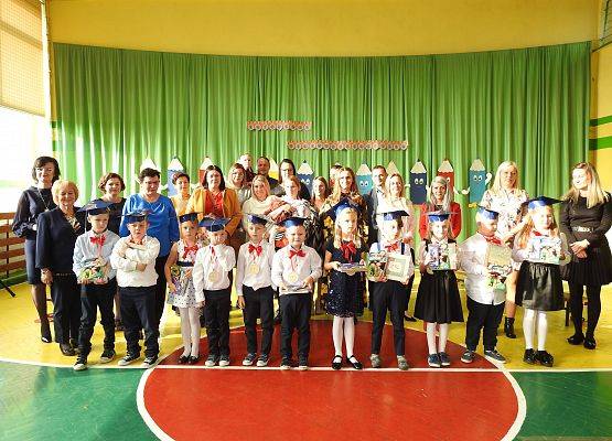 Zdjęcie zbiorowe pasowanych uczniów na pierwszoklasistę