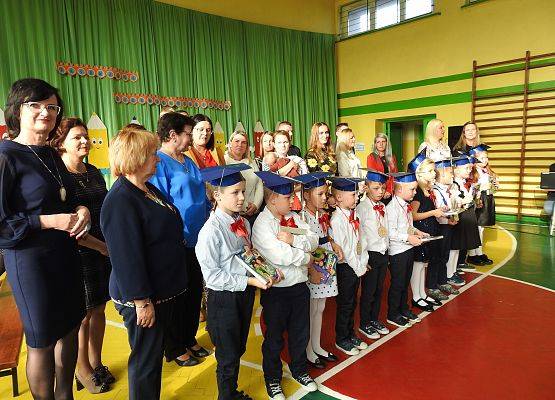 Zdjęcie zbiorowe pasowanych uczniów na pierwszoklasistę