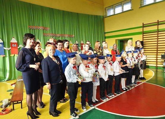 Zdjęcie zbiorowe pasowanych uczniów na pierwszoklasistę