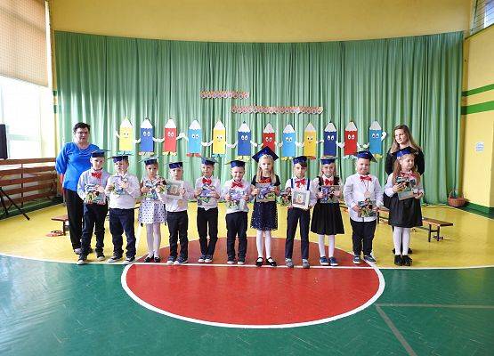 Zdjęcie zbiorowe pasowanych uczniów na pierwszoklasistę