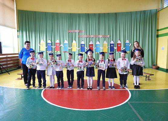 Zdjęcie zbiorowe pasowanych uczniów na pierwszoklasistę