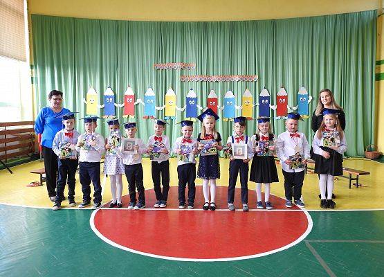 Zdjęcie zbiorowe pasowanych uczniów na pierwszoklasistę