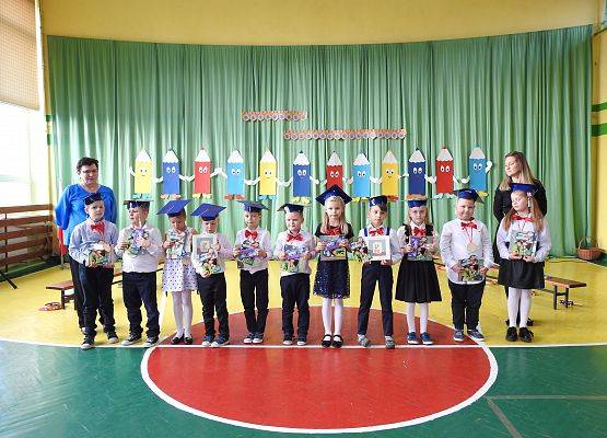 Zdjęcie zbiorowe pasowanych uczniów na pierwszoklasistę