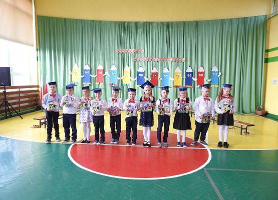 Zdjęcie zbiorowe pasowanych uczniów na pierwszoklasistę