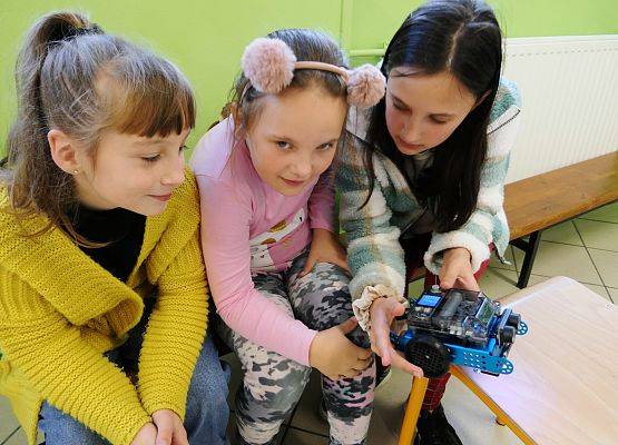 Pokazy robotów na holu szkoły podczas Tygodnia Kodowania 2022