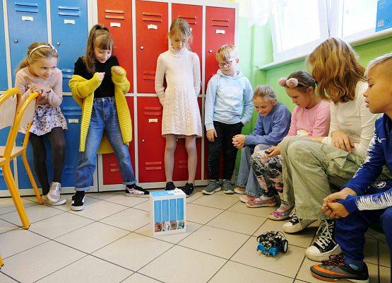 Pokazy robotów na holu szkoły podczas Tygodnia Kodowania 2022