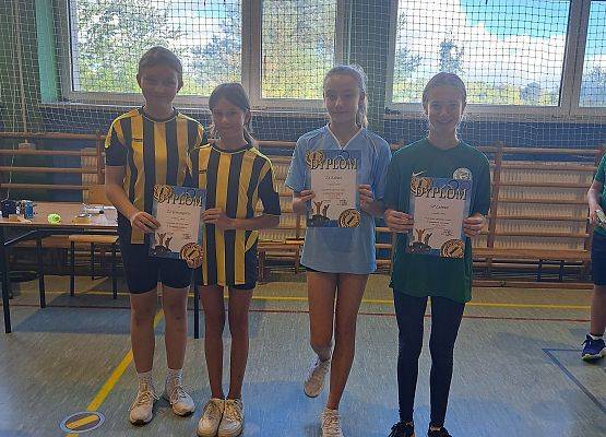 Grafika 5: Gminne zawody w badmintona