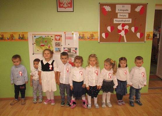 Grupa Młodsza słucha Hymn Polski