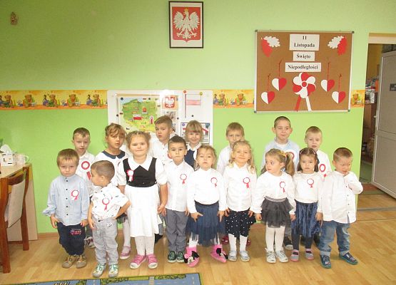 Grupa Młodsza słucha Hymn Polski