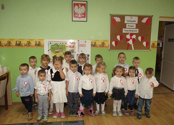 Wszystkie przedszkolaki słuchają Hymn Polski