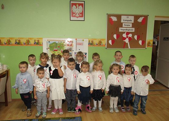 Wszystkie przedszkolaki słuchają Hymn Polski