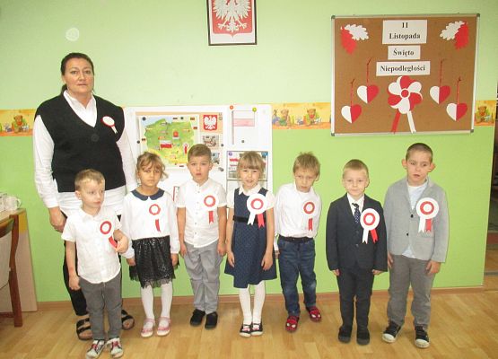 Grupa Starsza słucha Hymn Polski