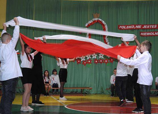 Grafika 100: Uroczysty Apel z okazji obchodów Święta Odzyskania Niepodległości