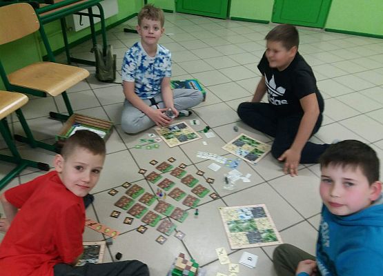 Grafika 4: Nocka w szkole…