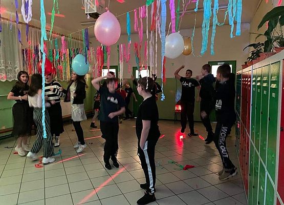 Grafika 2: Andrzejki w szkole.