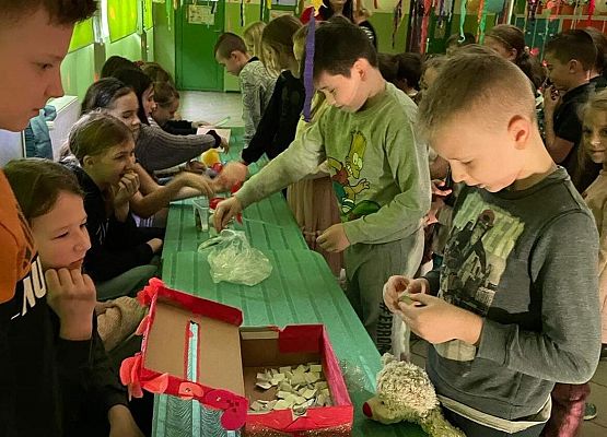 Grafika 9: Andrzejki w szkole.