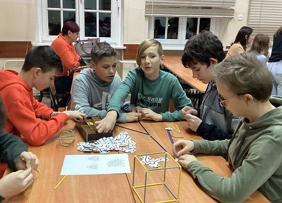 Pokazy i warsztaty naukowe z matematyki, informatyki, biologii, filozofii oraz języka angielskiego w LO nr1