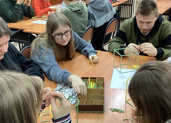 Pokazy i warsztaty naukowe z matematyki, informatyki, biologii, filozofii oraz języka angielskiego w LO nr1