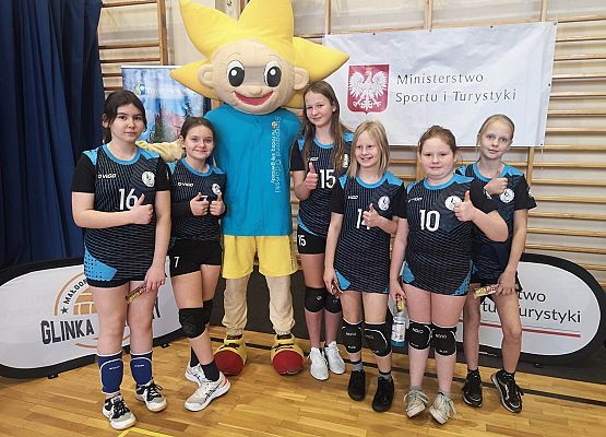 Pamiątkowe zdjęcie z maskotką turnieju