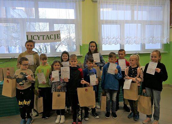 zbiorowe zdjęcie nagrodzonych uczniów