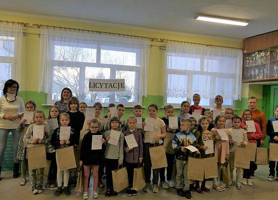 Zbiorowe zdjęcie nagrodzonych uczniów