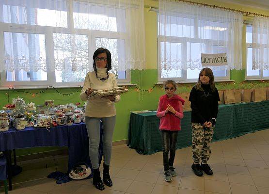 uczennice oczekują na rozstrzygnięcie  konkursu