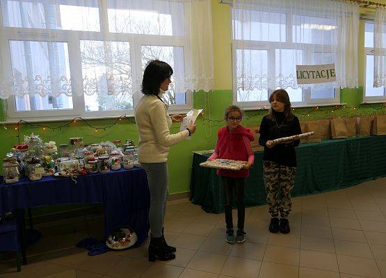 dwie uczennice otrzymują nagrody