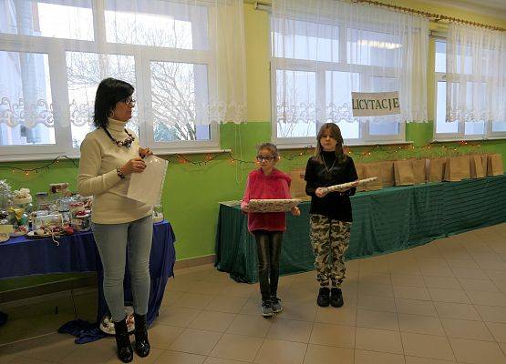 dwie uczennice otrzymują nagrody