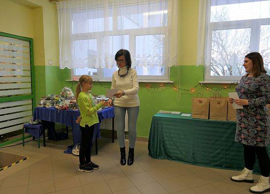 wręczenie dyplomu  nagrody zwyciężczyni