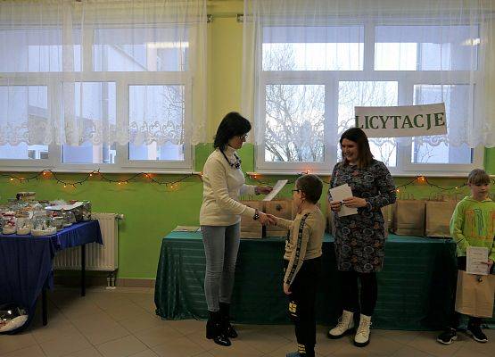 wręczenie dyplomu  nagrody zwycięzcy