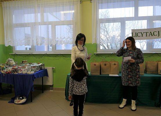 wręczenie dyplomu  nagrody zwyciężczyni