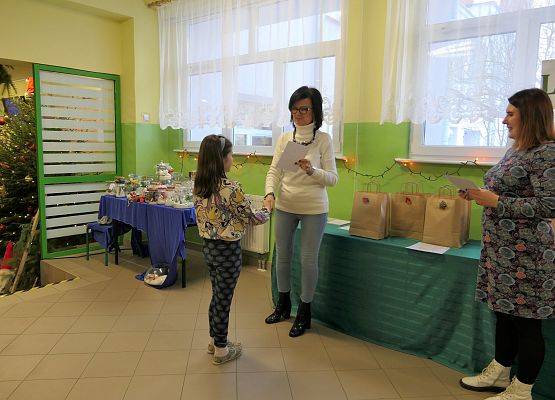 wręczenie dyplomu  nagrody zwyciężczyni