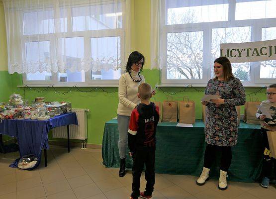 wręczenie dyplomu  nagrody zwycięzcy