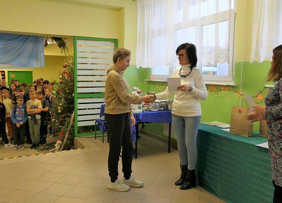 wręczenie dyplomu  nagrody zwyciężczyni