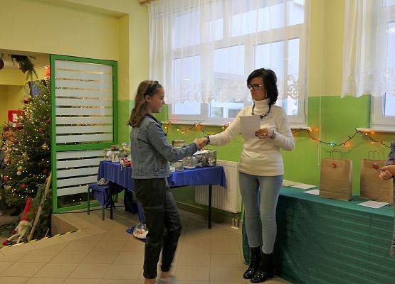 wręczenie dyplomu  nagrody zwyciężczyni