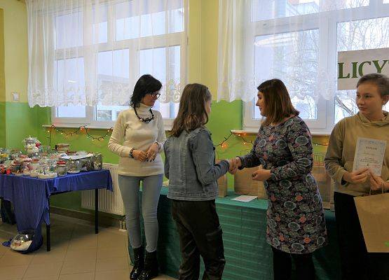 wręczenie dyplomu  nagrody zwyciężczyni