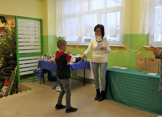 wręczenie dyplomu  nagrody zwycięzcy