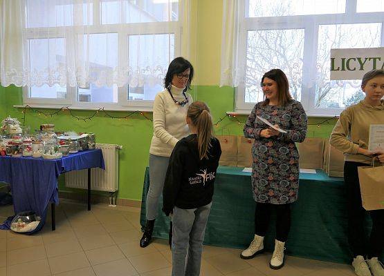 wręczenie dyplomu  nagrody zwyciężczyni