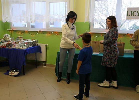 wręczenie dyplomu  nagrody zwycięzcy