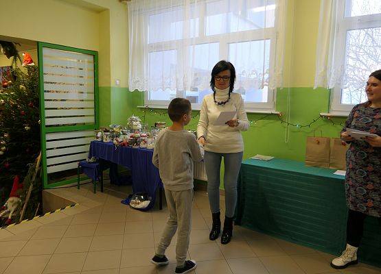 wręczenie dyplomu  nagrody zwycięzcy