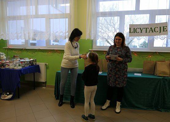 wręczenie dyplomu  nagrody zwyciężczyni