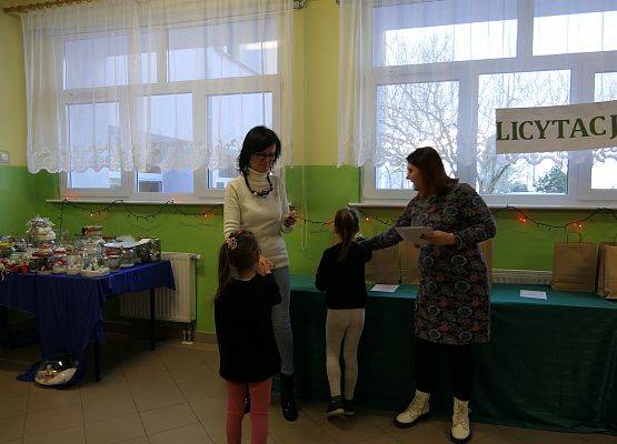 wręczenie dyplomu  nagrody zwyciężczyni