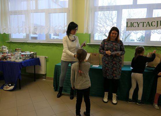 wręczenie dyplomu  nagrody zwyciężczyni