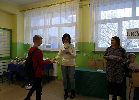 wręczenie dyplomu  nagrody zwycięzcy